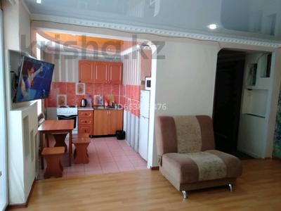 2-бөлмелі пәтер, 52 м², 3/5 қабат тәулігіне, Ауэзова 42, бағасы: 11 000 〒 в Экибастузе