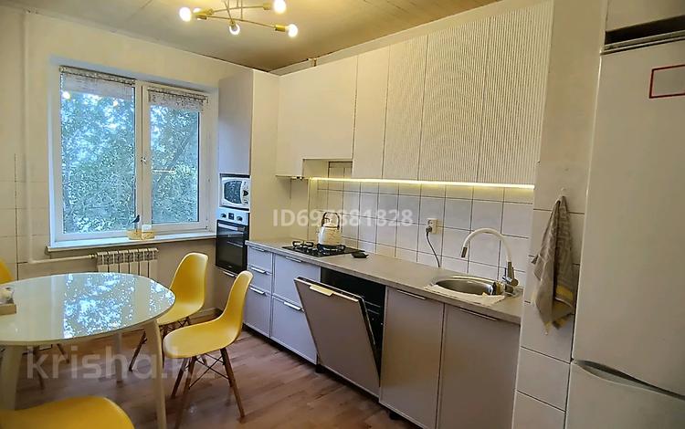 4-комнатная квартира, 98 м², 3/10 этаж помесячно, мкр 11 19 — Напротив Керуен Сити