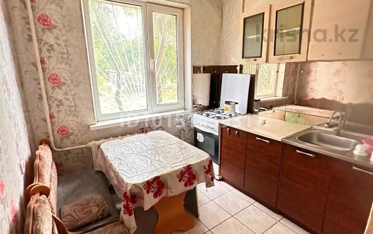 4-комнатная квартира · 63 м² · 1/5 этаж, Ихсанова за 180 000 ₸ в Уральске, мкр Школьник — фото 2