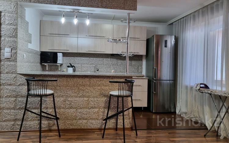 1-комнатная квартира · 37 м² · 10/12 этаж, Казахстан 72 за 16 000 〒 в Усть-Каменогорске — фото 8