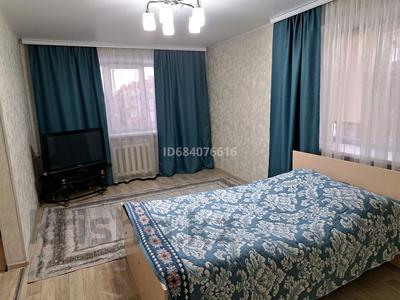 1-комнатная квартира, 38 м², 4/5 этаж посуточно, Назарбаева 9 за 9 000 〒 в Усть-Каменогорске
