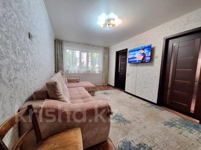 4-бөлмелі пәтер, 60 м², 1/5 қабат, Майкудук, 17й микрорайон, бағасы: 18 млн 〒 в Караганде, Алихана Бокейханова р-н