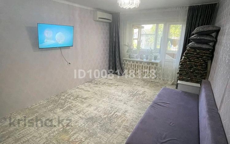 2-бөлмелі пәтер · 54 м² · 5/5 қабат, мкр Строитель — Циолковского, бағасы: 13.5 млн ₸ в Уральске — фото 2