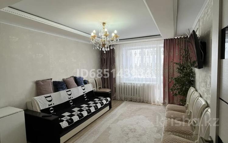 3-комнатная квартира, 63 м², 9/9 этаж, Мамыраева 11 за 20 млн 〒 в Караганде, Алихана Бокейханова р-н — фото 2
