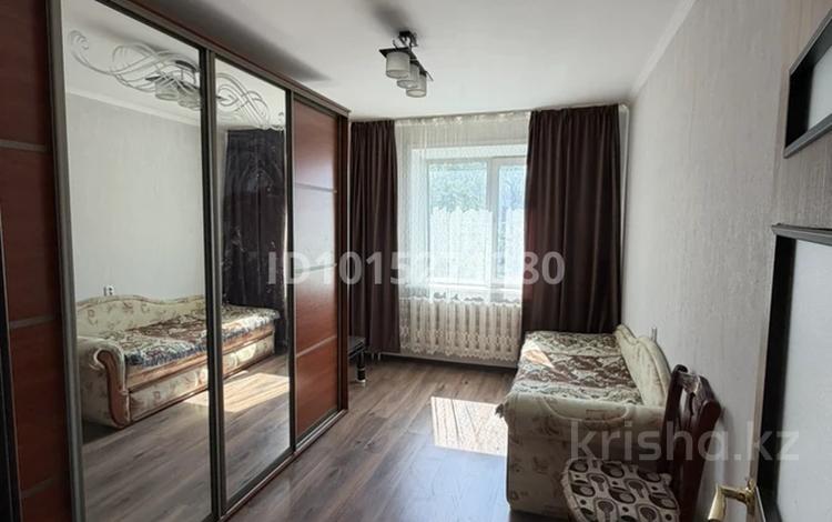 3-бөлмелі пәтер · 65 м² · 3/5 қабат, Гүлдер 2 ш/а., бағасы: 250 000 ₸ в Караганде, Казыбек би р-н — фото 2