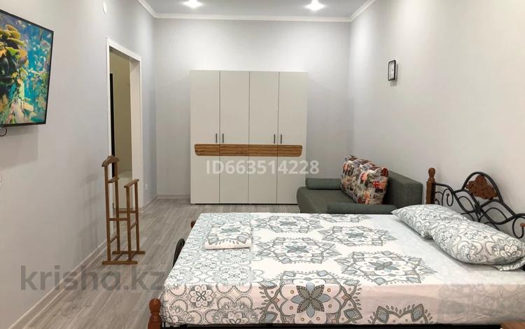1-комнатная квартира · 47 м² · 6/10 этаж, 13-й мкр 54 — С шикарным панорамным видом на море и город за 15 000 ₸ в Актау — фото 3