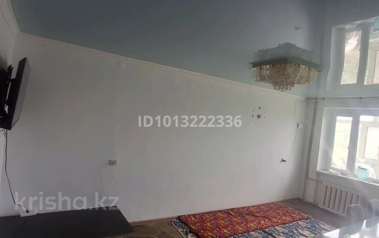 2-бөлмелі пәтер · 60 м² · 4/5 қабат, Букейхан 62 — Район Одежда, бағасы: 12 млн ₸ в  — фото 2