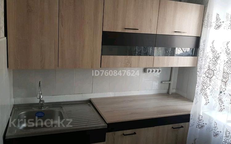 3-комнатная квартира · 60 м² · 2/5 этаж, Пришахтинск, Пришахтинск, 21й микрорайон 19 — Автостанции за 140 000 ₸ в Караганде, Алихана Бокейханова р-н — фото 2