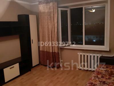 1-комнатная квартира, 30 м², 7/9 этаж помесячно, Бухар жырау 96 за 115 000 〒 в Караганде, Казыбек би р-н