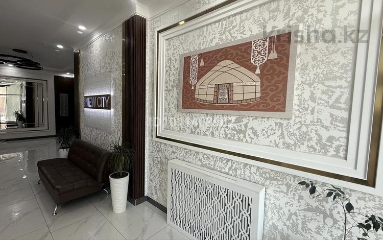 2-комнатная квартира · 78 м² · 4/9 этаж, мкр Нурсая-3, Абулхайыр хана 74-5 за 44 млн ₸ в Атырау — фото 2