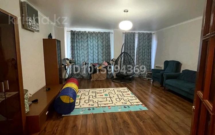 3-комнатная квартира · 130 м² · 7/10 этаж, мкр Сары Арка, Бактыгерея Кулманова 1а за 300 000 ₸ в Атырау — фото 2