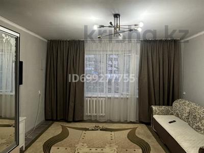 2-комнатная квартира · 40 м² · 1/10 этаж, Майкудук, Майкудук, мкр Голубые пруды — Торговый дом "Айгерим", ресторан "Заман" за 15 000 ₸ в Караганде, Алихана Бокейханова р-н