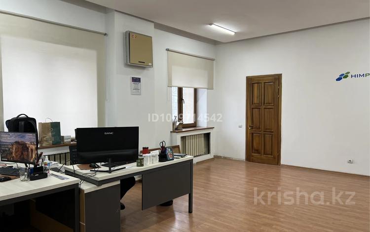 Свободное назначение, офисы, магазины и бутики, салоны красоты, медцентры и аптеки, образование, развлечения, кабинеты и рабочие места, студии · 43.3 м² за 476 300 〒 в Алматы, Бостандыкский р-н — фото 2