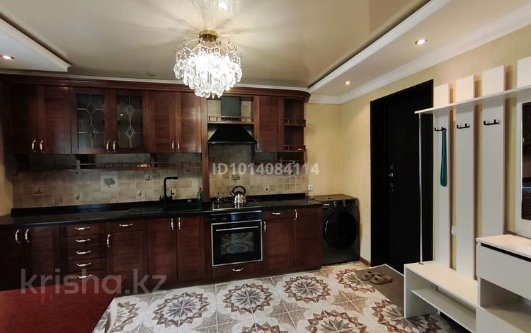 1-бөлмелі пәтер · 52 м² · 2/5 қабат, Муканова 15 — ТД Раха, бағасы: 220 000 ₸ в Караганде, Казыбек би р-н — фото 2