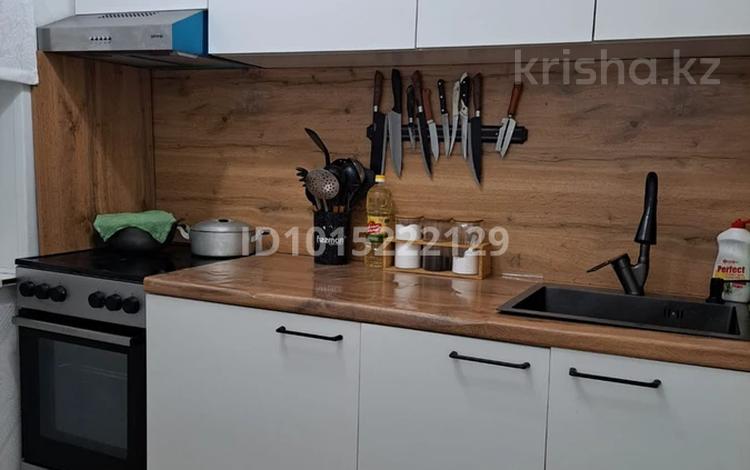 2-бөлмелі пәтер · 48 м² · 2/5 қабат, 13-шағынаудан 27, бағасы: 11 млн ₸ в Караганде, Алихана Бокейханова р-н — фото 2