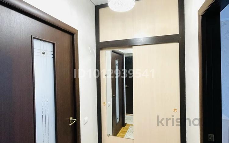 2-бөлмелі пәтер · 54 м² · 2/5 қабат, 27-й мкр, 27-ш/а. 23 — бала-бақша жанында, Аман супермаркетке қарама-қарсы, бағасы: 15.5 млн ₸ в Актау — фото 2