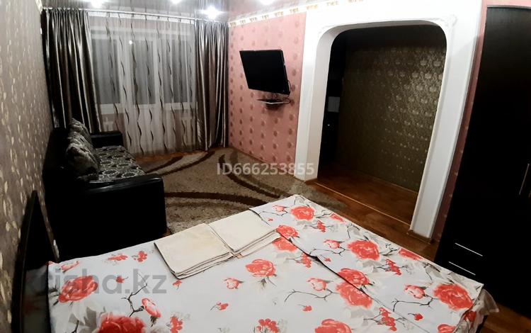 1-комнатная квартира, 35 м², 3/5 этаж посуточно, 1 мая 8 за 9 000 〒 в Павлодаре — фото 2