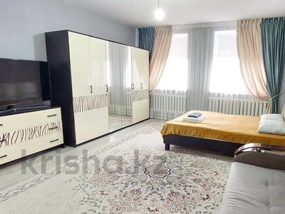 1-бөлмелі пәтер, 50 м², 4/9 қабат тәулігіне, Желтоксан 11 в — Площадь, бағасы: 12 000 〒 в 