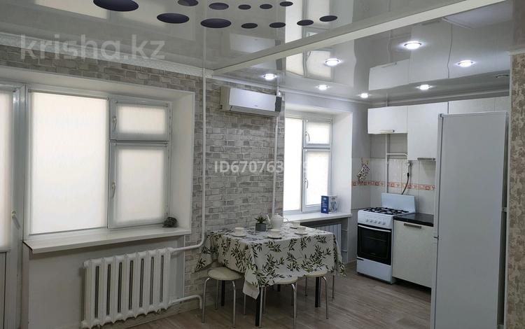 1-бөлмелі пәтер, 30 м², 2/5 қабат тәулігіне, Махамбета, бағасы: 8 000 〒 в Атырау — фото 2