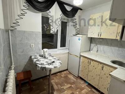 4-комнатная квартира · 63 м² · 2/5 этаж, Майкудук, 15й микрорайон 8 за 13.5 млн ₸ в Караганде, Алихана Бокейханова р-н