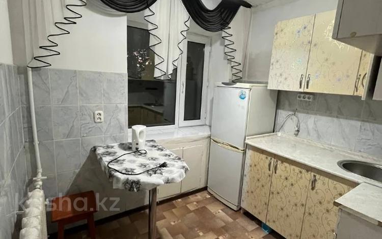 4-комнатная квартира · 63 м² · 2/5 этаж, Майкудук, 15й микрорайон 8 за 13.5 млн ₸ в Караганде, Алихана Бокейханова р-н — фото 9