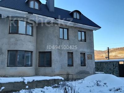 Отдельный дом · 10 комнат · 1300 м² · 25 сот., мкр Бутаковка — Выше ресторана " Биладжо " на территории нац парка. В доме проложены проводка, отопление, тёплый пол. На участке два дома за 2 млрд 〒 в Алматы, Медеуский р-н