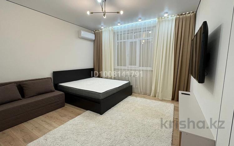 1-комнатная квартира · 42 м² · 7/9 этаж, мкр Нурсая, Абулхайыр хана 51а за 270 000 ₸ в Атырау — фото 2