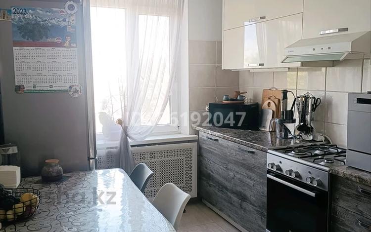 4-комнатная квартира, 77 м², 5/5 этаж, мкр Алмагуль, Радостовца 271 — Школа лицей 165