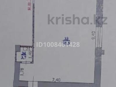 Магазины и бутики, салоны красоты, образование, конференц-залы, кабинеты и рабочие места, студии · 60 м² за 200 000 〒 в Уральске, мкр Кадыра Мырза-Али