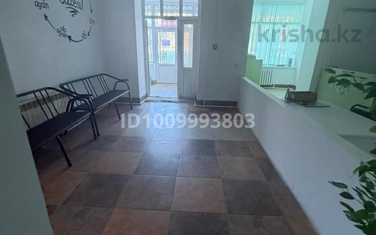 Медцентры и аптеки · 350 м² за 90 млн ₸ в Актобе, мкр Жилгородок — фото 8