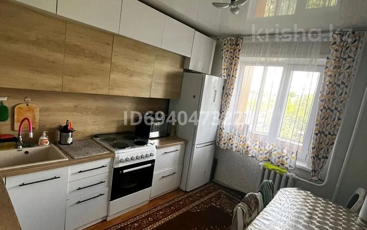 3-бөлмелі пәтер, 69 м², 8/10 қабат, 1 микрорайон 20а, бағасы: 26 млн 〒 в Семее — фото 2