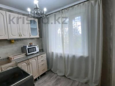 3-бөлмелі пәтер, 57 м², 1/5 қабат, Майкудук, Майкудук, 12й микрорайон 38, бағасы: 13 млн 〒 в Караганде, Алихана Бокейханова р-н