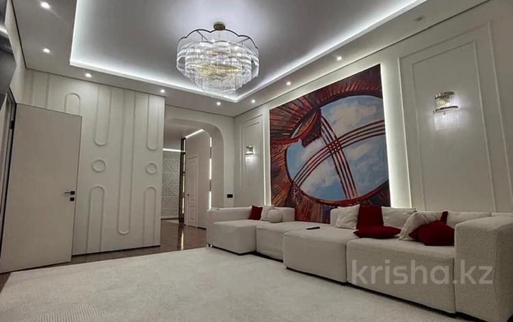 4-комнатная квартира · 150 м² · 6/13 этаж, 16-й мкр 84 за 1 млн ₸ в Актау — фото 2