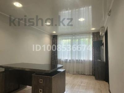 Свободное назначение, офисы, магазины и бутики, салоны красоты, медцентры и аптеки, образование, конференц-залы, кабинеты и рабочие места, студии · 52 м² за 300 000 〒 в Караганде, Казыбек би р-н