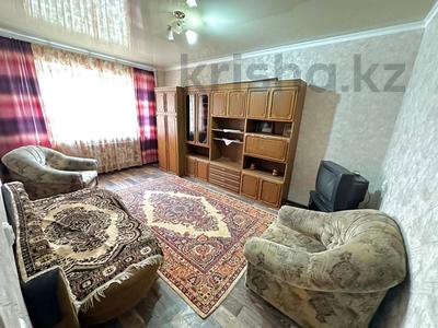 3-комнатная квартира, 63 м², 2/5 этаж помесячно, мкр Аксай-2 63 за 230 000 〒 в Алматы, Ауэзовский р-н