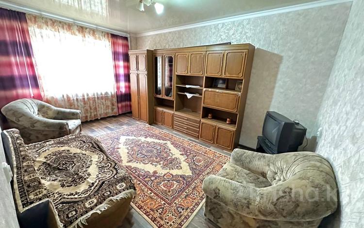 3-комнатная квартира, 63 м², 2/5 этаж помесячно, мкр Аксай-2 63 за 230 000 〒 в Алматы, Ауэзовский р-н — фото 9
