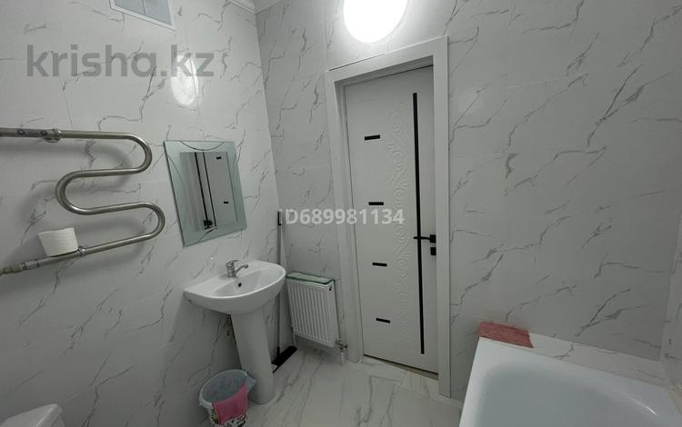 3-бөлмелі пәтер, 105 м², 10/10 қабат ай сайын, Айнакол 66/1, бағасы: 350 000 〒 в Астане, Алматы р-н — фото 2