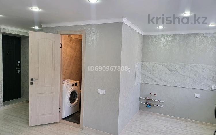 1-комнатная квартира, 30 м², 2/5 этаж, мкр Новый Город, Ермекова 29/3 — Находится возле детской больницы за 14 млн 〒 в Караганде, Казыбек би р-н — фото 2