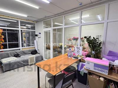 Свободное назначение, офисы, магазины и бутики, склады, салоны красоты, медцентры и аптеки, образование, конференц-залы, кабинеты и рабочие места · 27 м² за 160 000 ₸ в Астане, Есильский р-н
