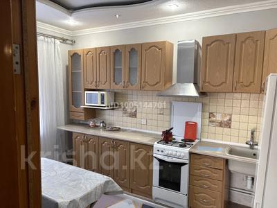 2-комнатная квартира · 68 м² · 1/2 этаж, Майкудук, 15й микрорайон 24 — На против супермаркета Рахат за 10 000 ₸ в Караганде, Алихана Бокейханова р-н