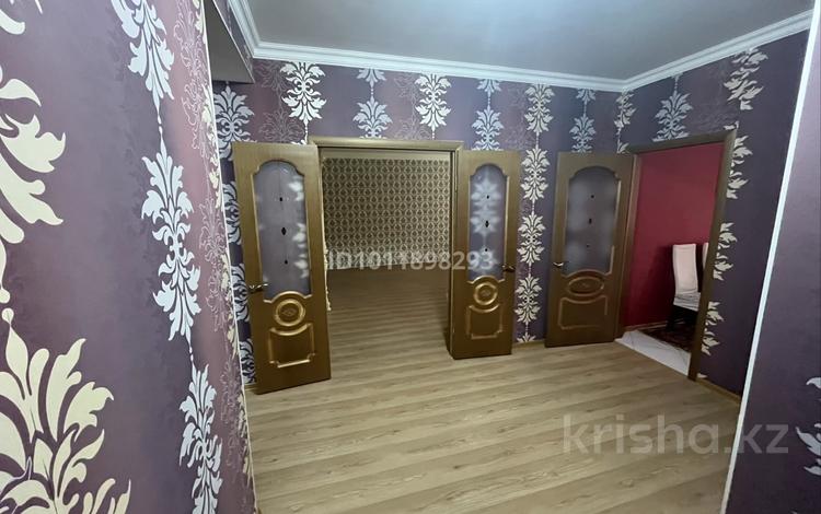 4-комнатная квартира · 140 м² · 4/5 этаж, проспект Алии Молдагуловой дом №57В корпус 2. 57В — гипермаркет Дина за 55 млн ₸ в Актобе — фото 2