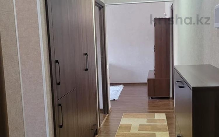 3-комнатная квартира, 64 м², 2/5 этаж помесячно, Валиханова 46 — Жибек Жолы за 340 000 〒 в Алматы, Медеуский р-н — фото 2