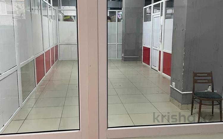 Офисы, магазины и бутики, склады, образование, конференц-залы, кабинеты и рабочие места · 17 м² за 68 000 〒 в Караганде, Казыбек би р-н — фото 2