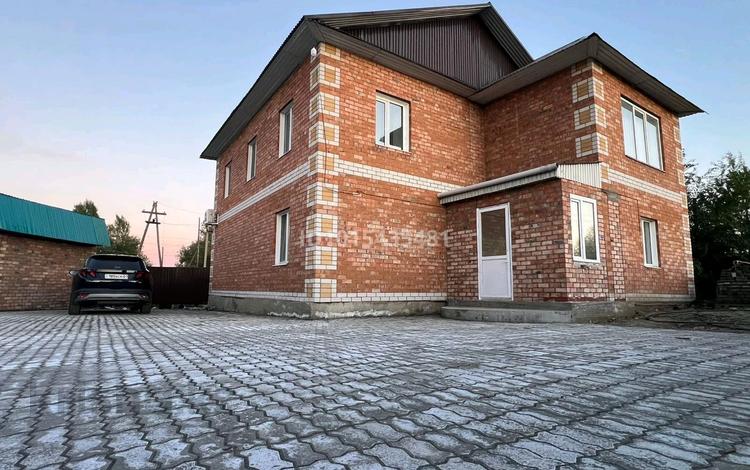 Дом · 7 комнат · 300 м², Мелиараторов 14Б — Ахмер за 130 000 ₸ в Усть-Каменогорске, Ахмирово — фото 2