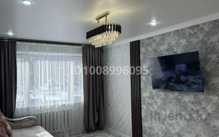 3-комнатная квартира · 60.9 м² · 1/5 этаж, Майкудук, 17й микрорайон 34 за 18 млн 〒 в Караганде, Алихана Бокейханова р-н — фото 2