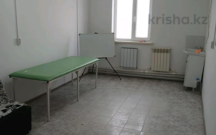 Еркін, кеңселер, дүкендер мен бутиктер, қоймалар, сұлулық салондары, білім орталықтары, конференц-залдар, кабинеттер және жұмыс орындары, студиялар · 15 м², бағасы: 60 000 ₸ в Актобе, мкр 8 — фото 2