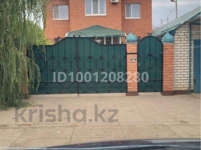 Дом · 5 комнат · 300 м², Скоробогатова — Центральный рынок за 60 000 〒 в Уральске, мкр Школьник