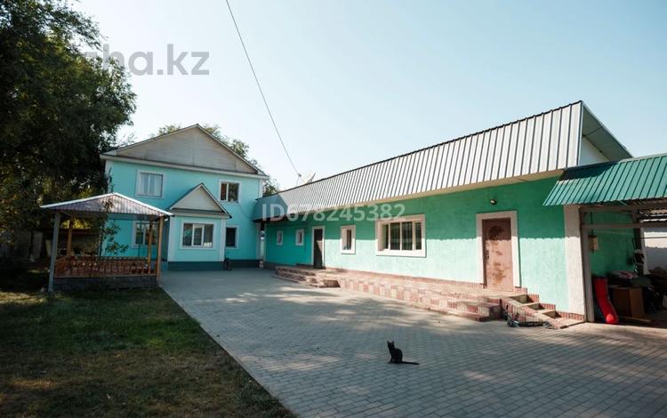 5-комнатный дом помесячно, 250 м², 10 сот., Азербаева 2А за 800 000 〒 в Абае — фото 2