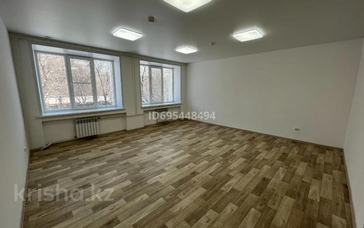 Еркін, кеңселер, дүкендер мен бутиктер, қоймалар, сұлулық салондары, медорталықтар мен дәріханалар, білім орталықтары, конференц-залдар, кабинеттер және жұмыс орындары, студиялар · 32.5 м², бағасы: 181 250 ₸ в Усть-Каменогорске, Ульбинский — фото 13