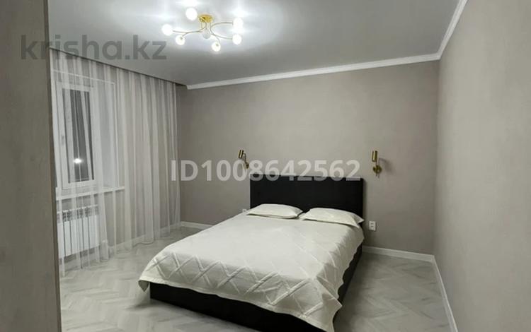 1-комнатная квартира · 60 м² · 2/5 этаж, Асау барака 60а за 200 000 ₸ в Актобе, мкр. Курмыш — фото 2